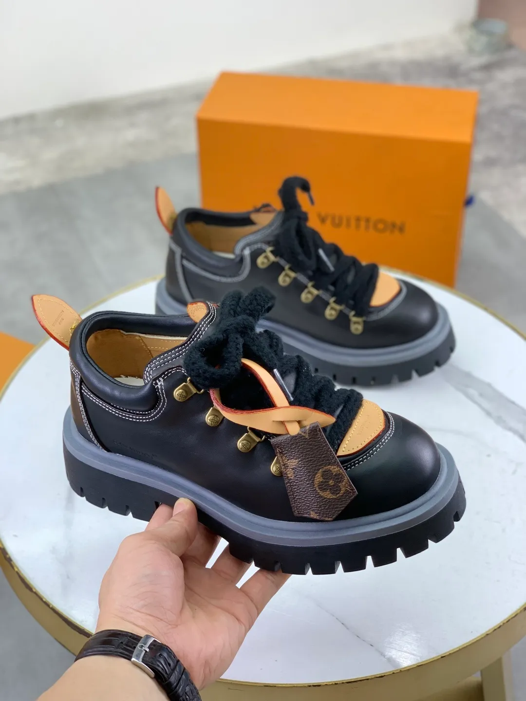 Men's shoes 💰P680 new LV | Louis Vuitton 🧡💚2025 autumn and winter new models, top version ⚠️ The counter features the latest LV REMIX lace-up mountaineering derby shoes, new hard goods 🆕 ❥BS purchasing level! Full of high-end feel! A popular model among bloggers at home and abroad, it’s retro and fashionable, and looks stunning on your feet! Mainly recommended models on the official website★ ━━━━━ ЅᏇєєt ━━━━━ ▪️Upper: top-grade first-layer cowhide ▪️Lining: imported sheepskin ▪️Outsole: original open-molded TPU non-slip outsole ▪️Sole height: 3.5cm ▪️Shoe size: Women 35-41 (41 customization is not returnable) Male 39-45 (46 customized, non-refundable)